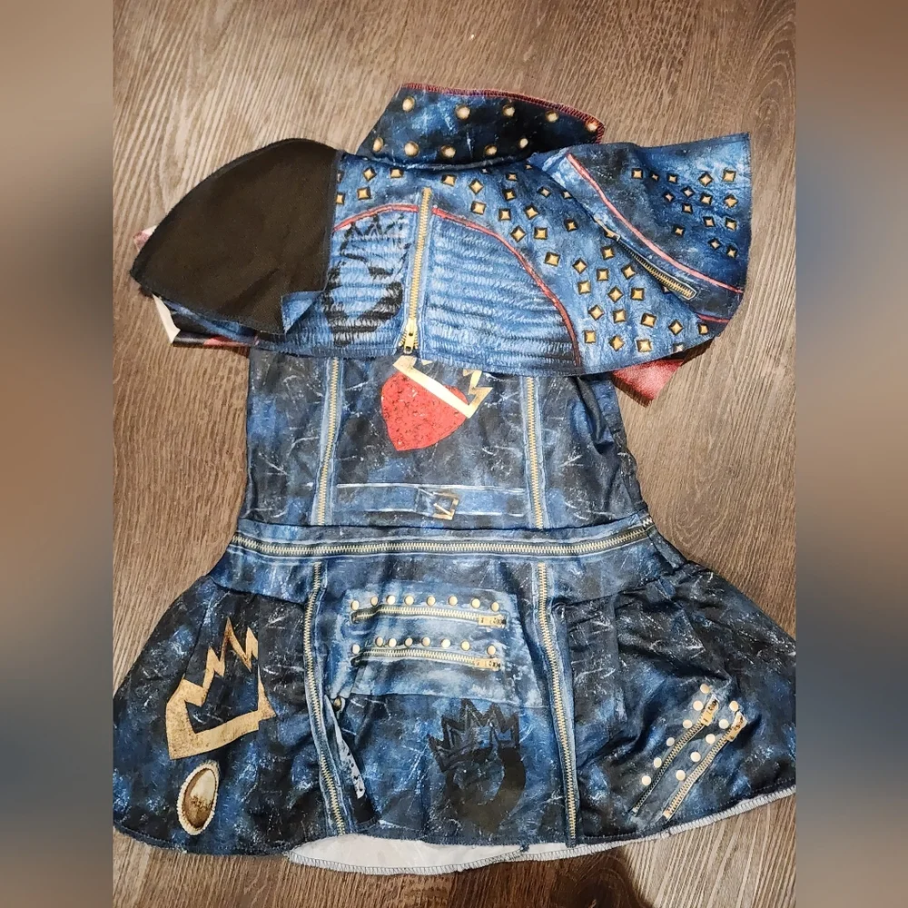 Evie Descendants costume, Size 4-6 - Picture 3 of 5